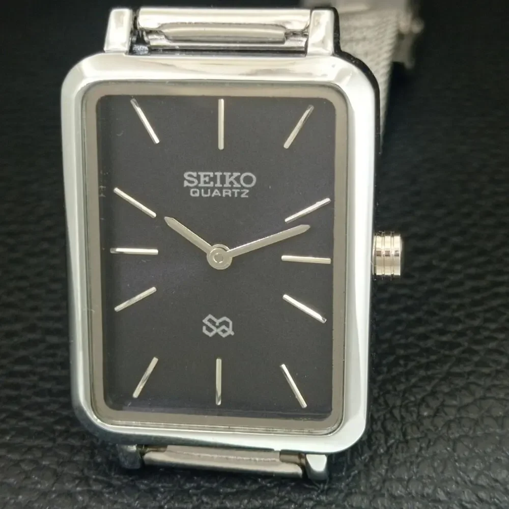 Vintage Style Seiko Quartz Mens Silver Watch & Black accents W/ Steel Strap